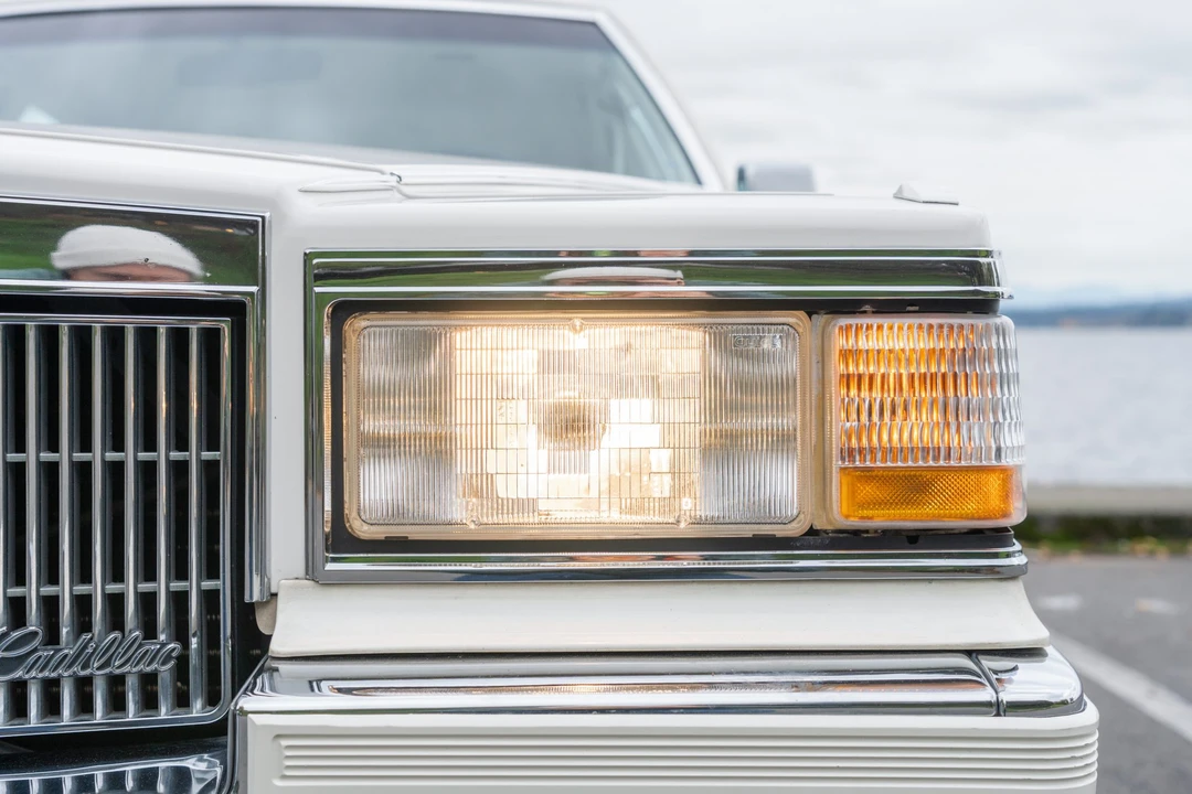1990 Cadillac Brougham - Image 21 of 31