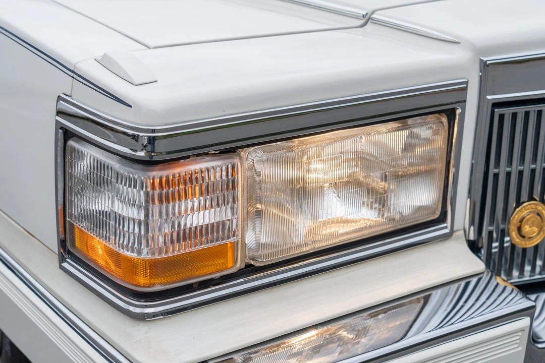 1990 Cadillac Brougham - Image 15 of 31