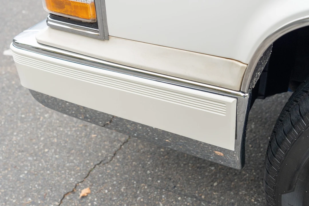 1990 Cadillac Brougham - Image 25 of 31