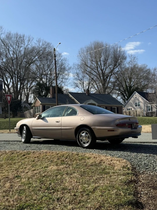 1995 Buick Riviera 8th Gen - Image 9 of 31