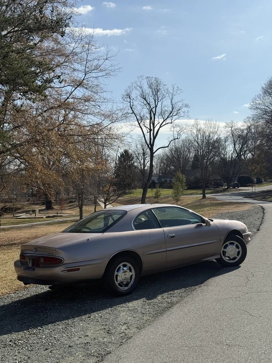 1995 Buick Riviera 8th Gen - Image 16 of 31