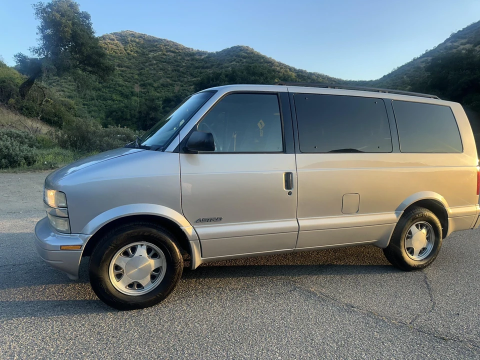 1997 Chevrolet Astro - Image 9 of 31
