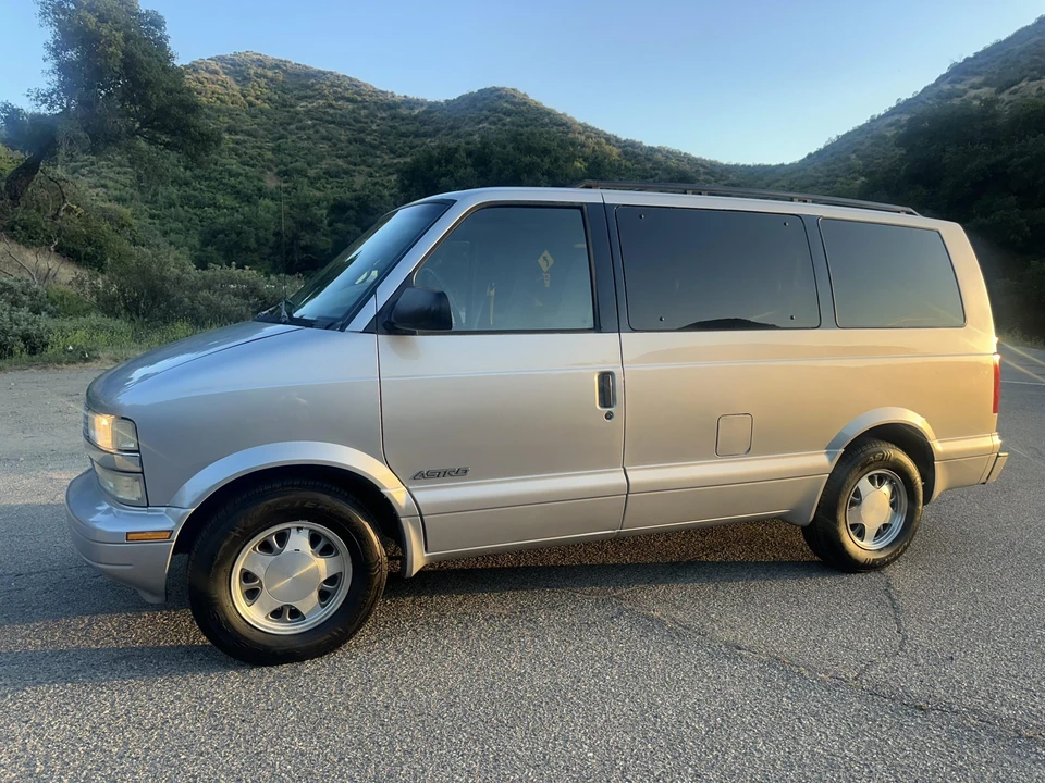 1997 Chevrolet Astro - Image 10 of 31