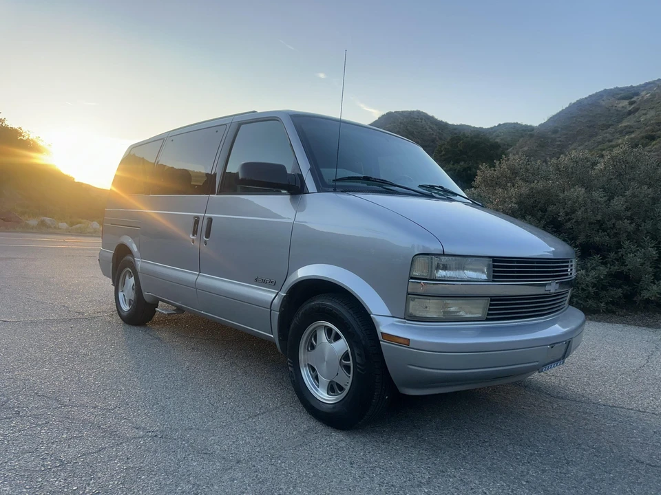1997 Chevrolet Astro - Image 25 of 31