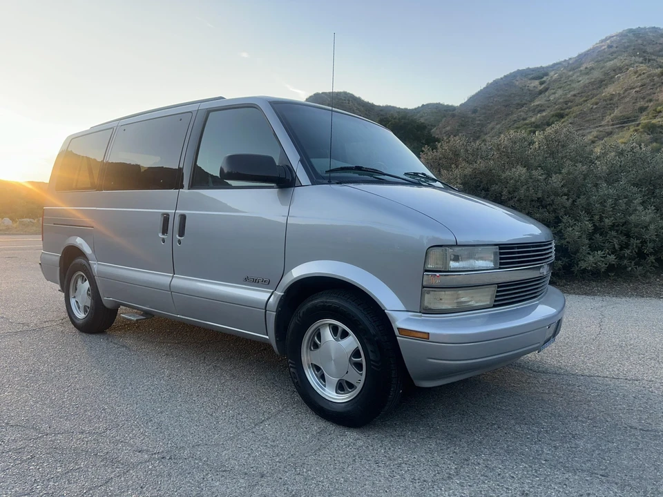 1997 Chevrolet Astro - Image 27 of 31