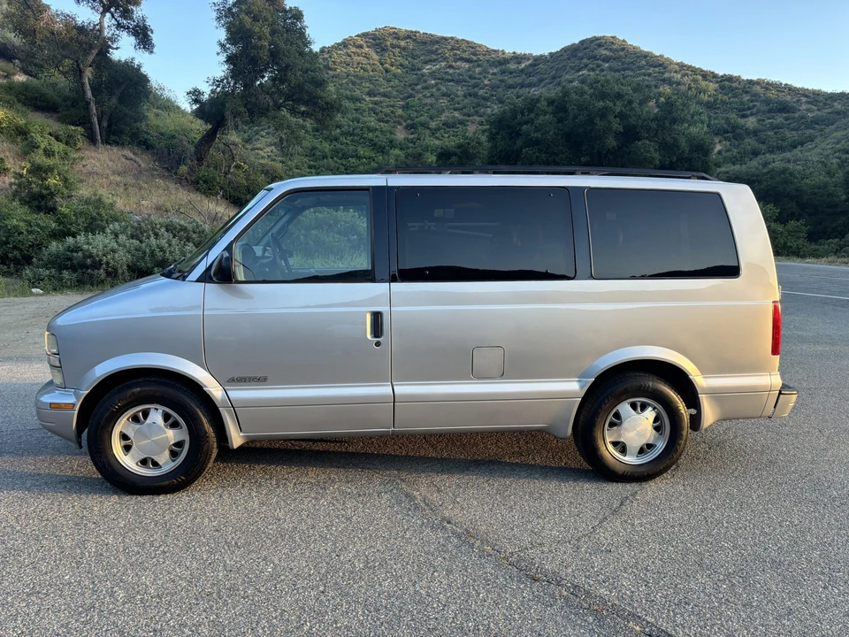 1997 Chevrolet Astro - Image 11 of 31