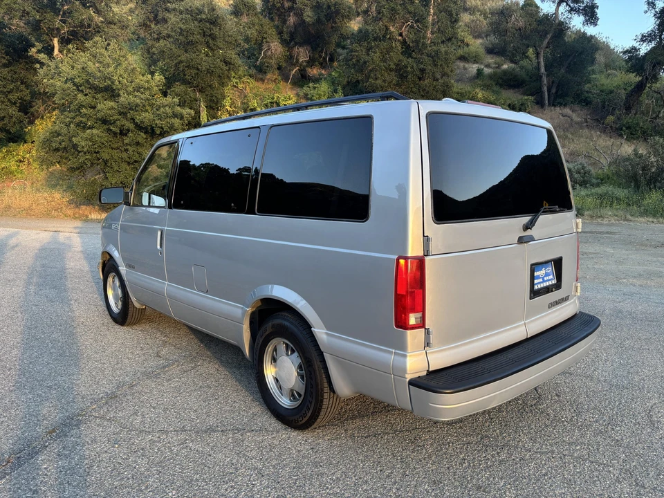 1997 Chevrolet Astro - Image 12 of 31