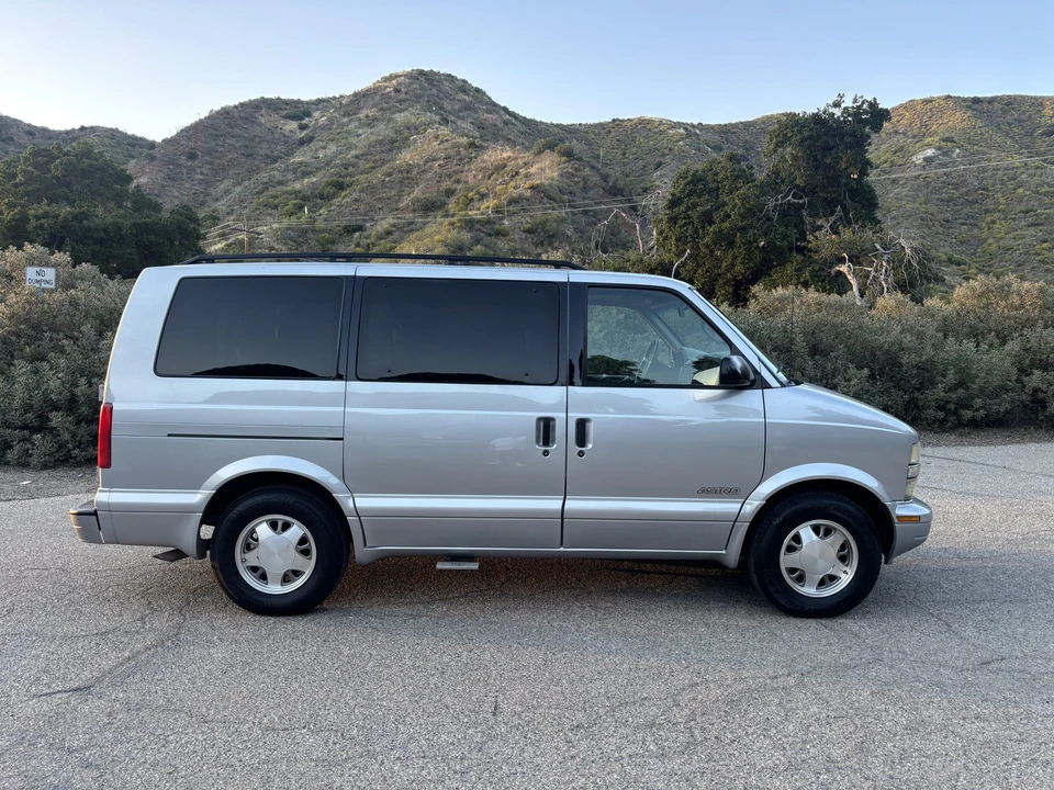 1997 Chevrolet Astro - Image 22 of 31