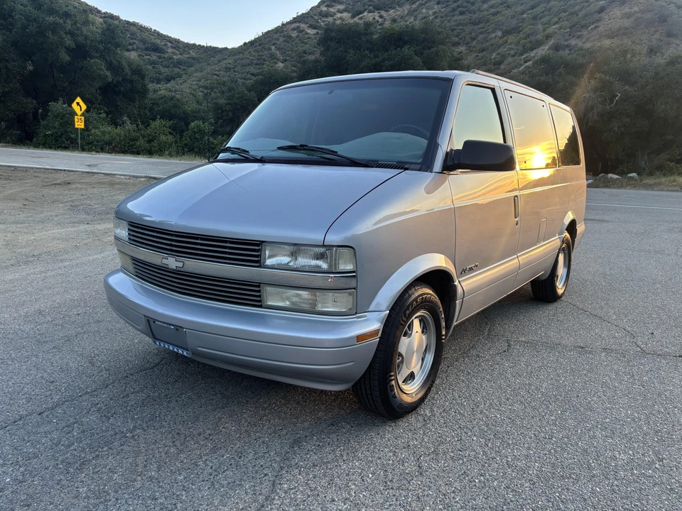 1997 Chevrolet Astro - Image 2 of 31