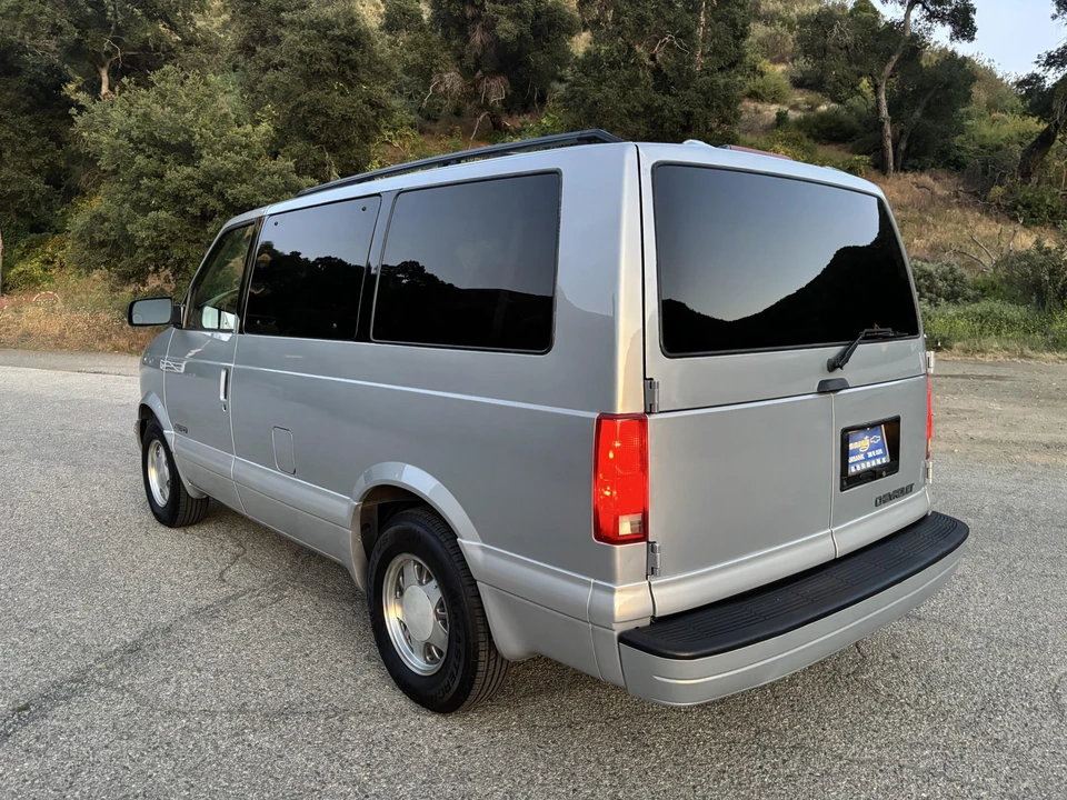 1997 Chevrolet Astro - Image 16 of 31