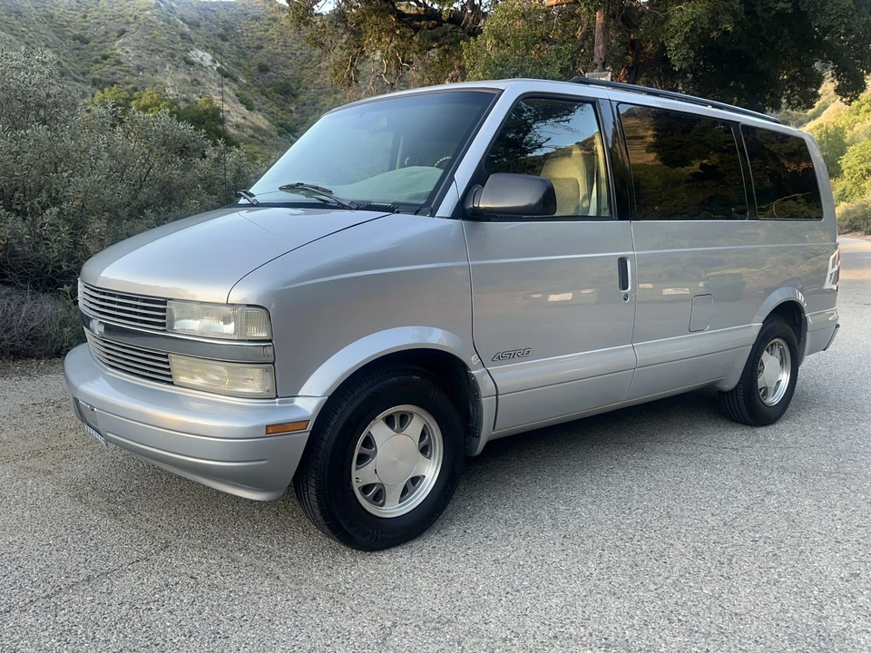 1997 Chevrolet Astro - Image 3 of 31