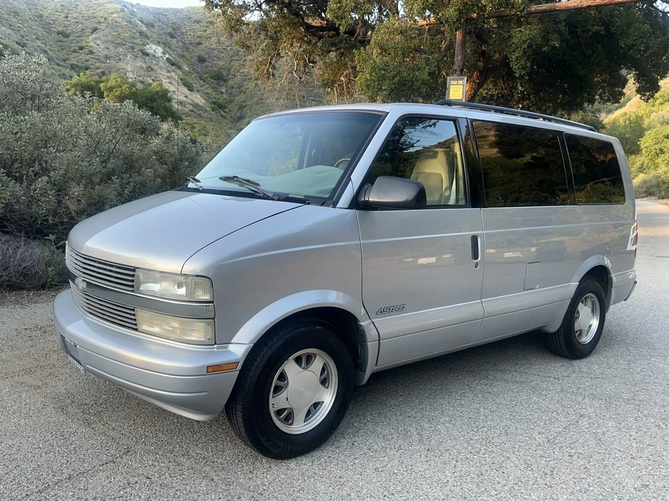 1997 Chevrolet Astro - Image 4 of 31