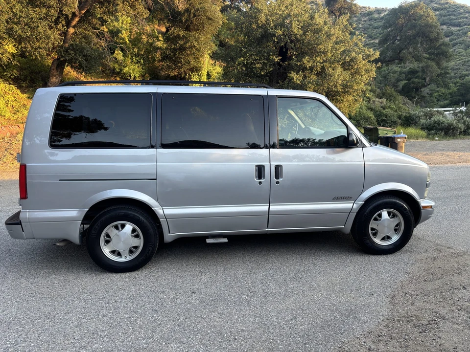 1997 Chevrolet Astro - Image 23 of 31