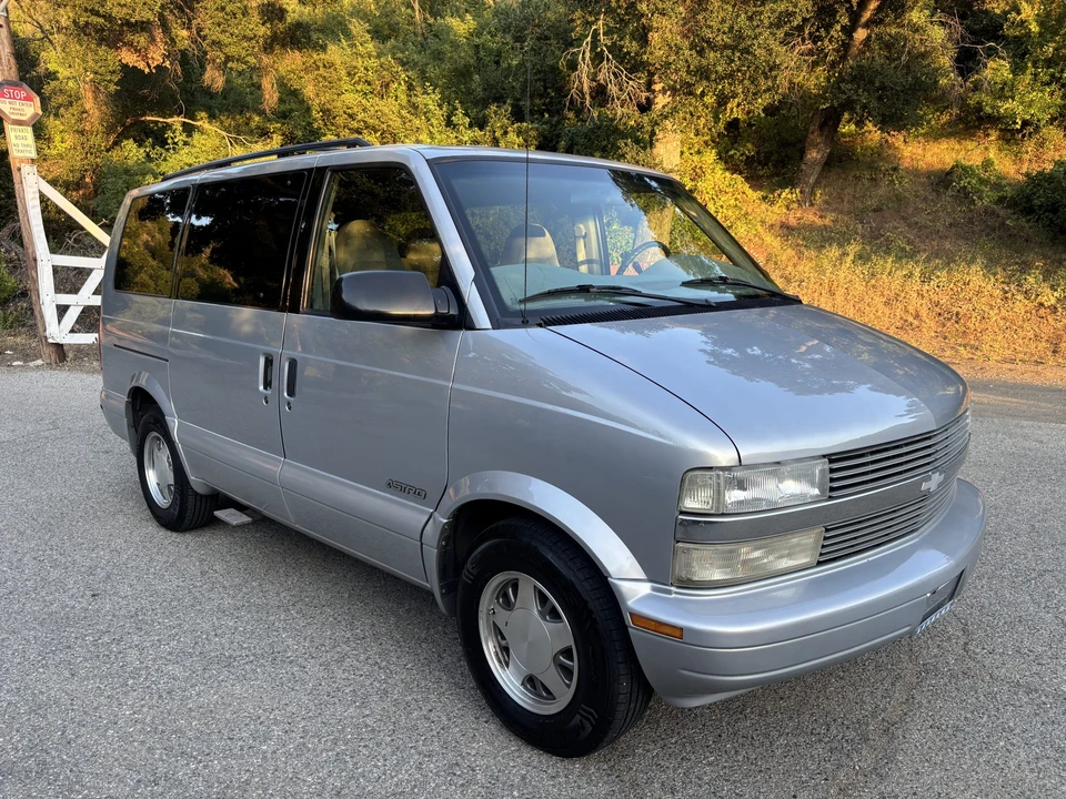 1997 Chevrolet Astro - Image 24 of 31