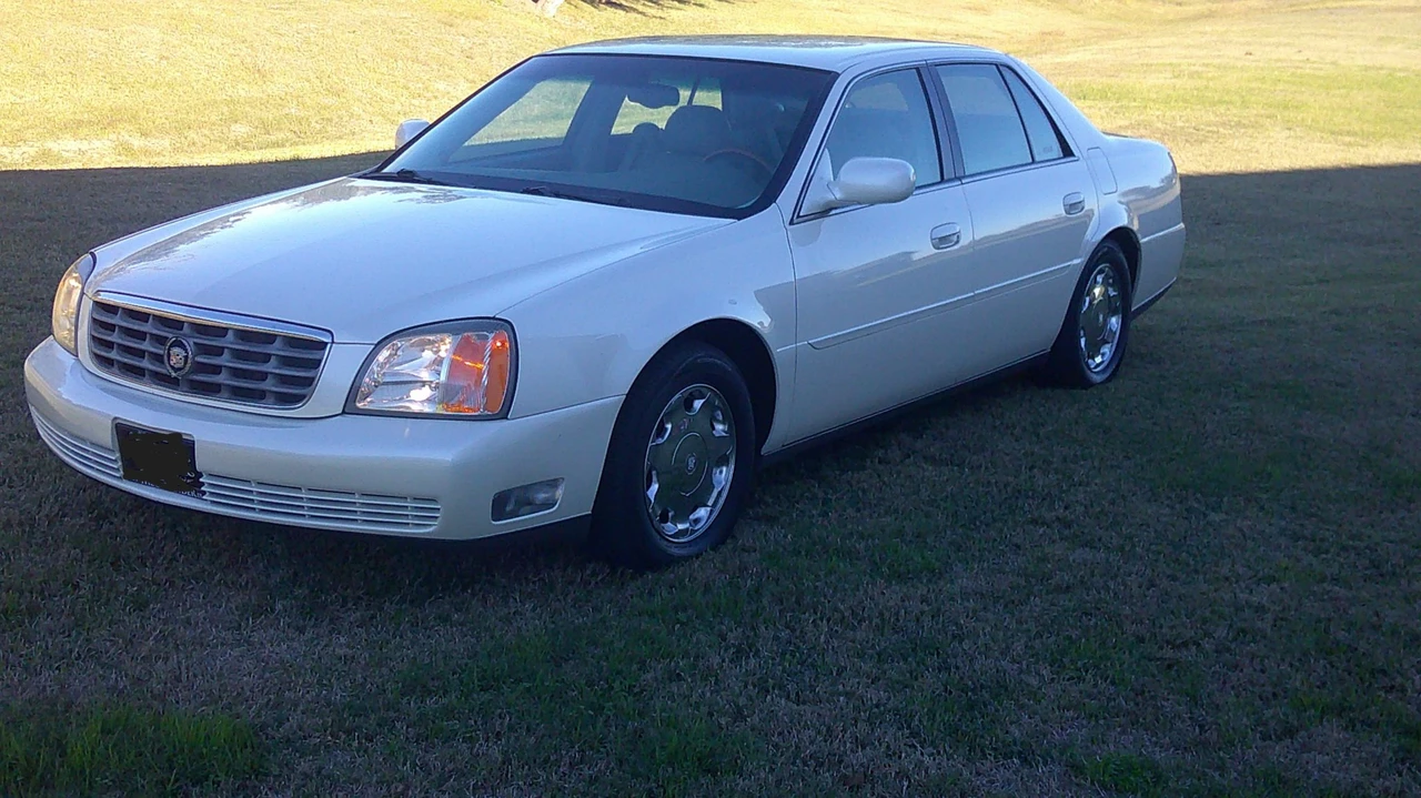 2000 Cadillac DeVille 8th Gen - Image 2 of 31