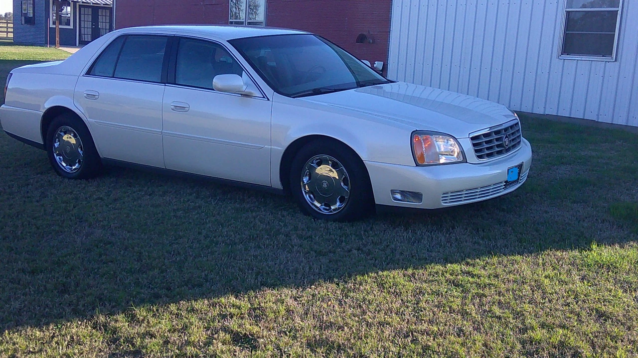 2000 Cadillac DeVille 8th Gen - Image 3 of 31