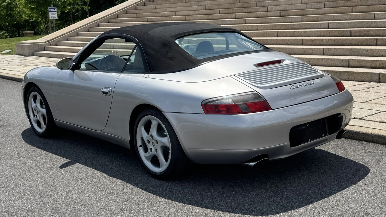 2000 Porsche 996 Carrera 4 - Image 12 of 31