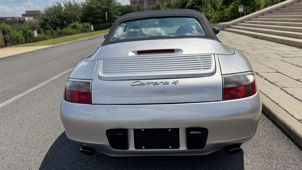 2000 Porsche 996 Carrera 4 - Image 11 of 31