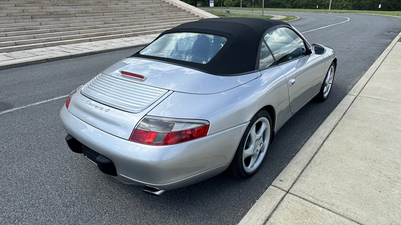 2000 Porsche 996 Carrera 4 - Image 25 of 31