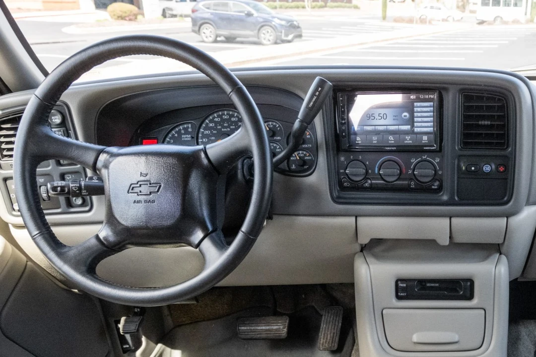 2001 Chevrolet Suburban 9th Gen - Image 5 of 8