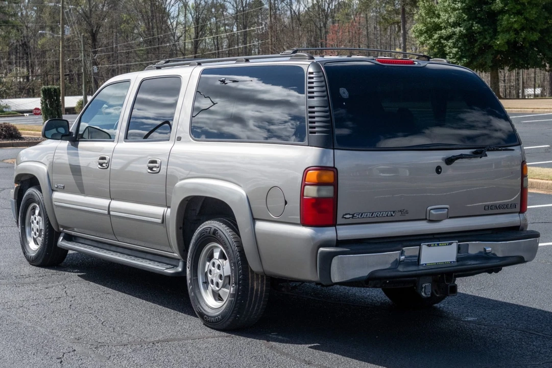 2001 Chevrolet Suburban 9th Gen - Image 2 of 8