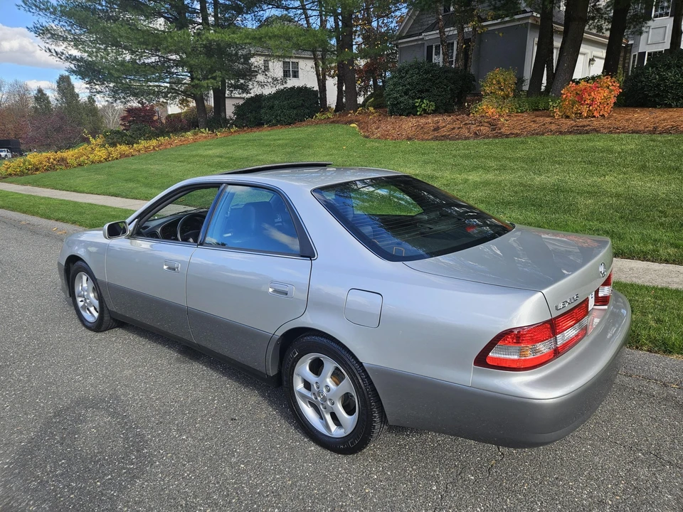 2001 Lexus ES 3rd Gen - Image 16 of 31