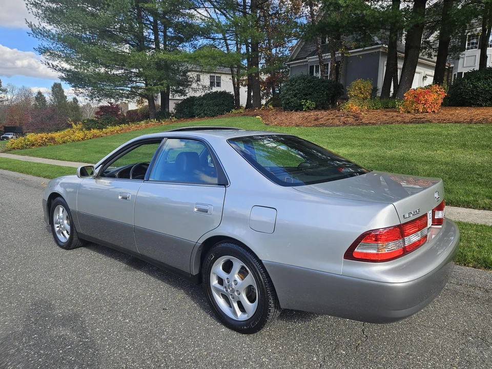 2001 Lexus ES 3rd Gen - Image 17 of 31