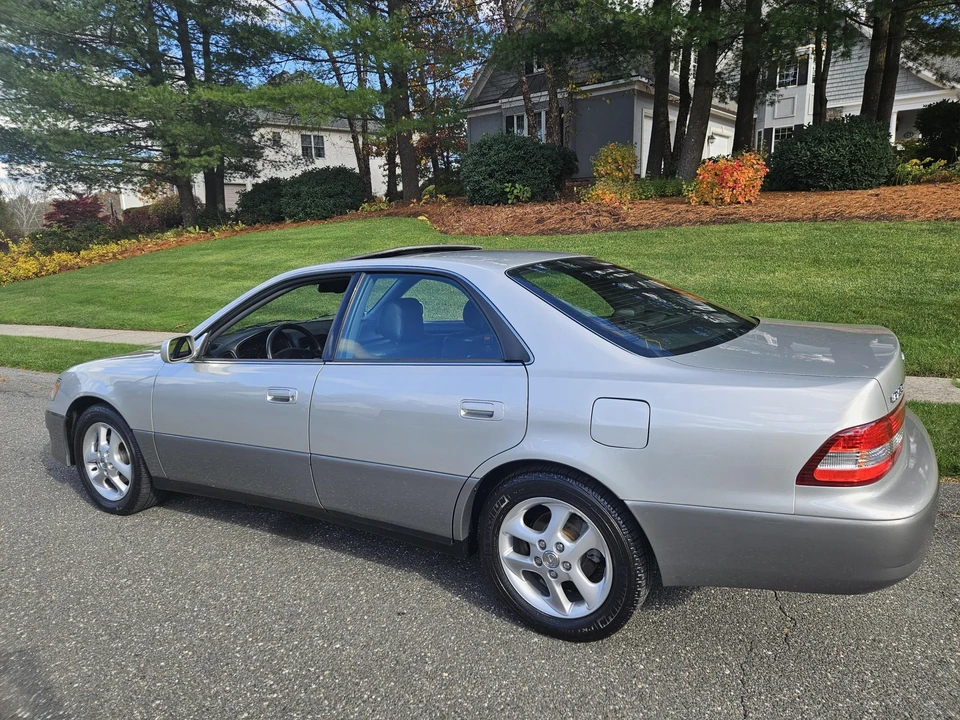 2001 Lexus ES 3rd Gen - Image 18 of 31