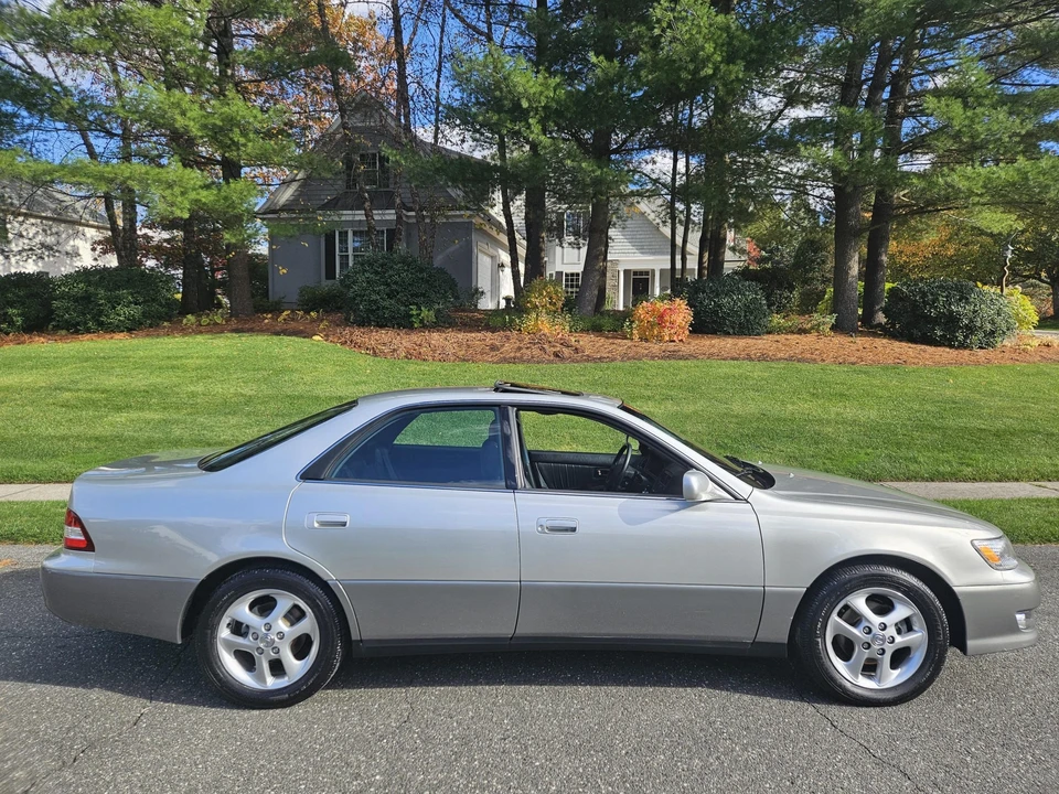 2001 Lexus ES 3rd Gen - Image 8 of 31