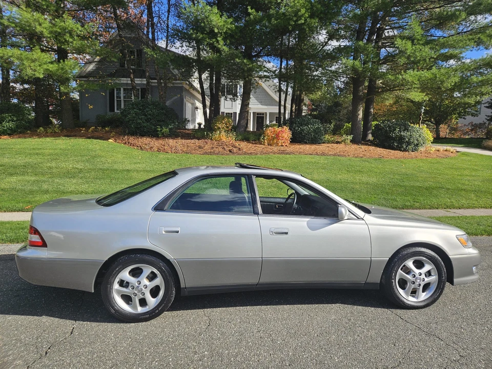 2001 Lexus ES 3rd Gen - Image 10 of 31
