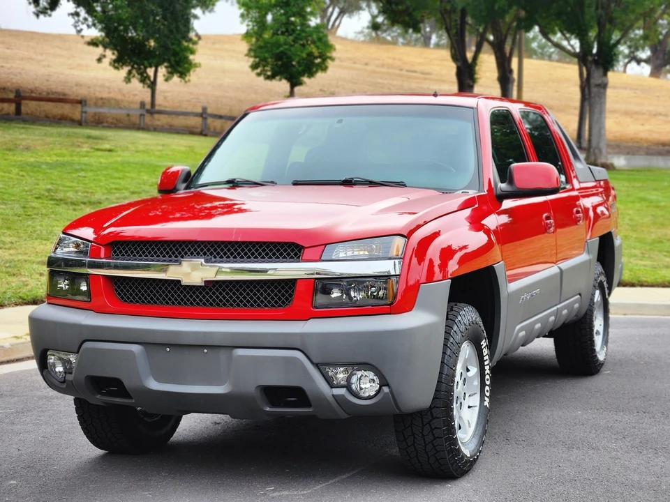 2002 Chevrolet Avalanche - Image 2 of 31