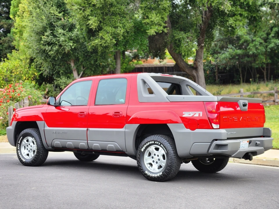 2002 Chevrolet Avalanche - Image 12 of 31