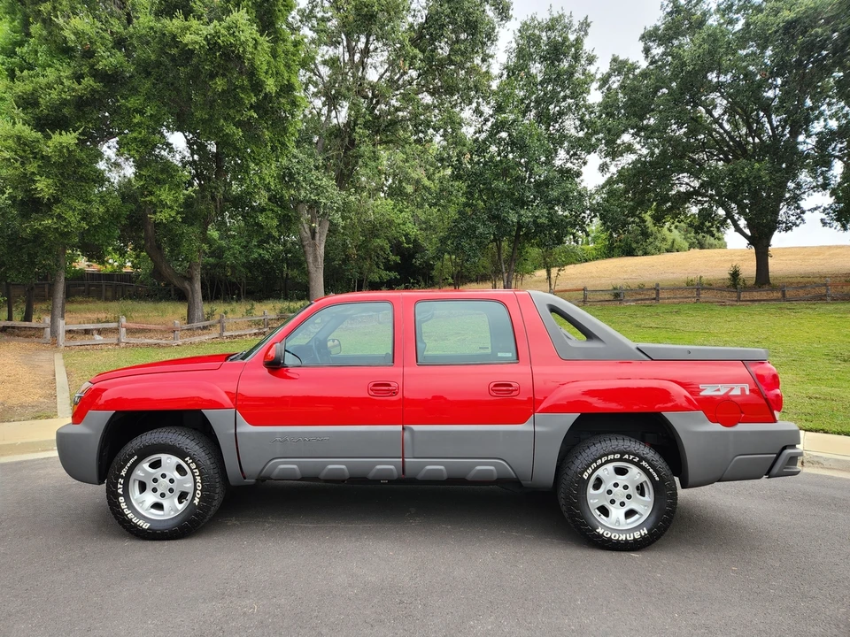 2002 Chevrolet Avalanche - Image 10 of 31