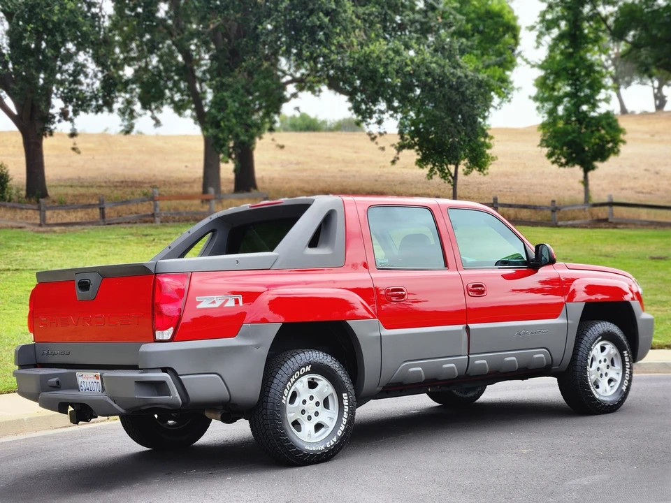 2002 Chevrolet Avalanche - Image 19 of 31