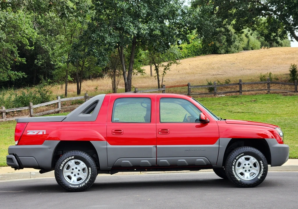 2002 Chevrolet Avalanche - Image 24 of 31