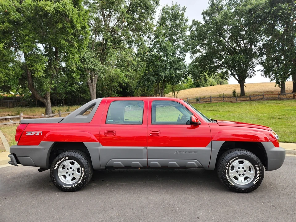 2002 Chevrolet Avalanche - Image 23 of 31