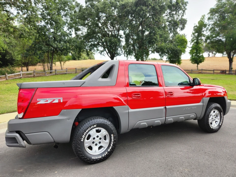2002 Chevrolet Avalanche - Image 22 of 31