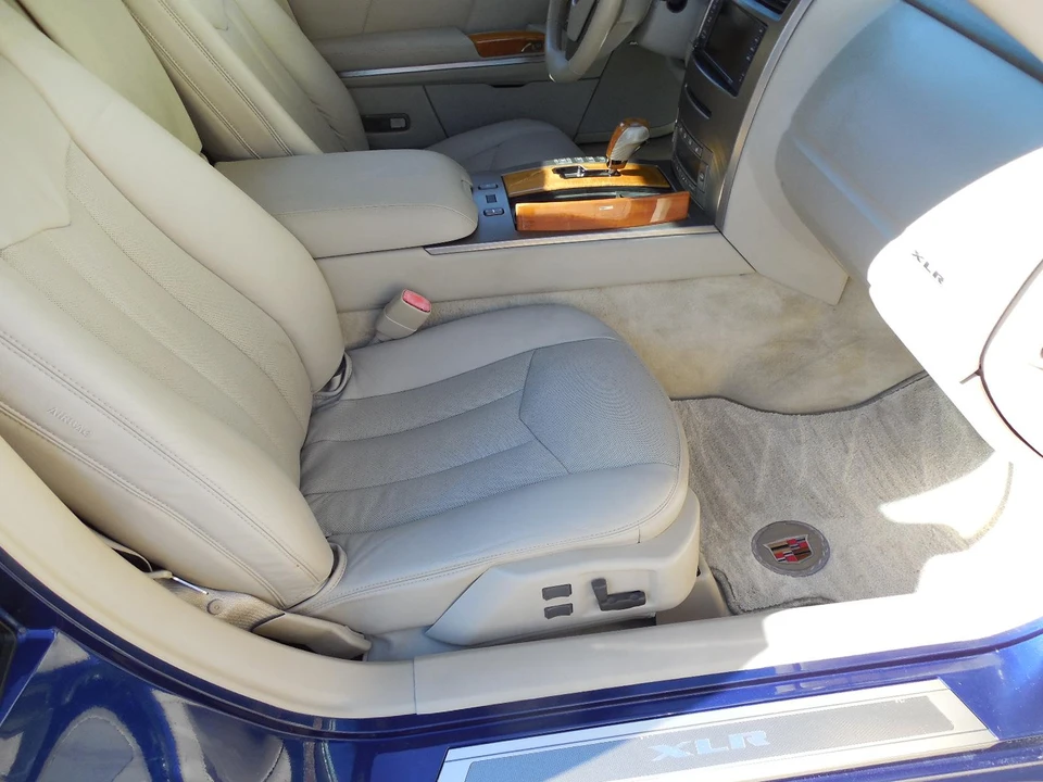 2004 Cadillac XLR - Image 29 of 31