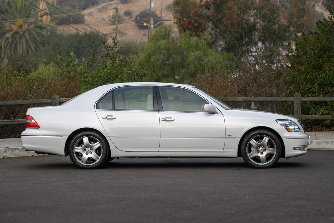 2004 Lexus LS 3rd Gen - Image 13 of 31