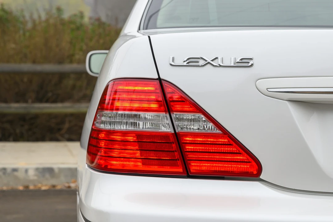 2004 Lexus LS 3rd Gen - Image 28 of 31