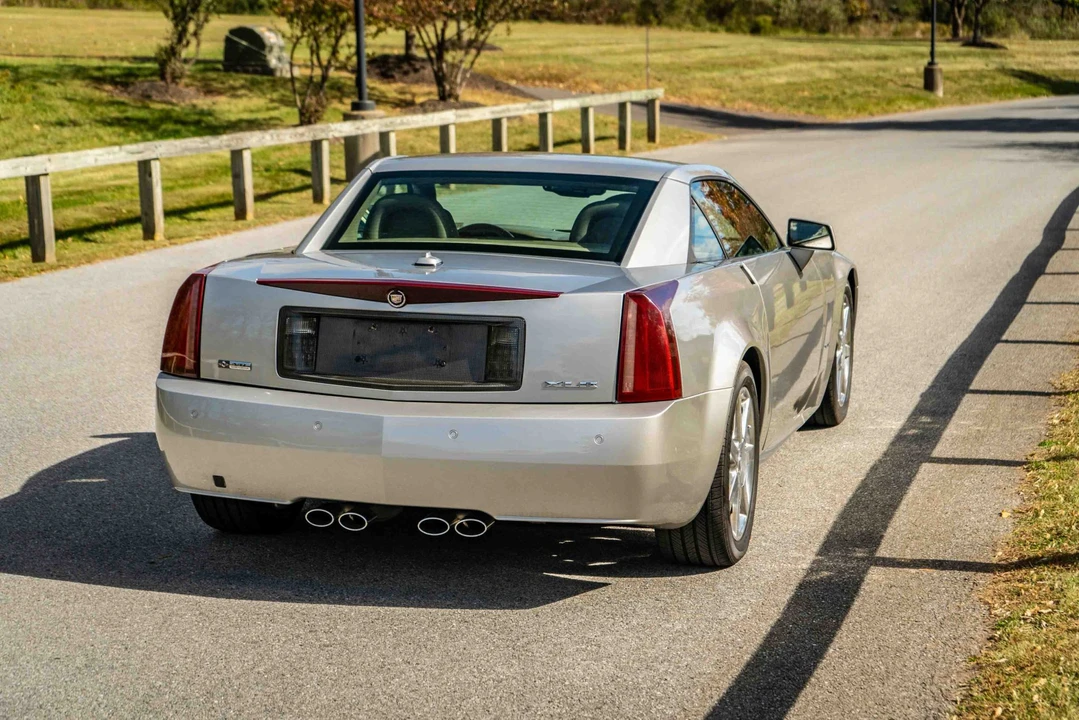 2005 Cadillac XLR - Image 28 of 31