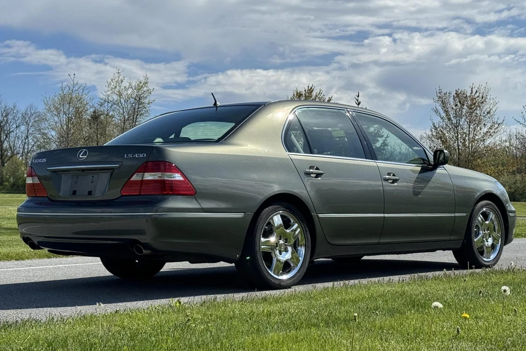 2005 Lexus LS 3rd Gen - Image 17 of 31