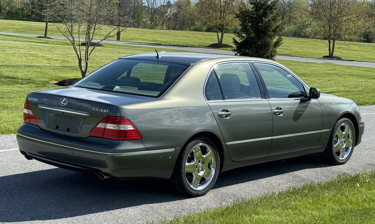 2005 Lexus LS 3rd Gen - Image 16 of 31