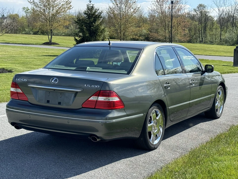 2005 Lexus LS 3rd Gen - Image 18 of 31