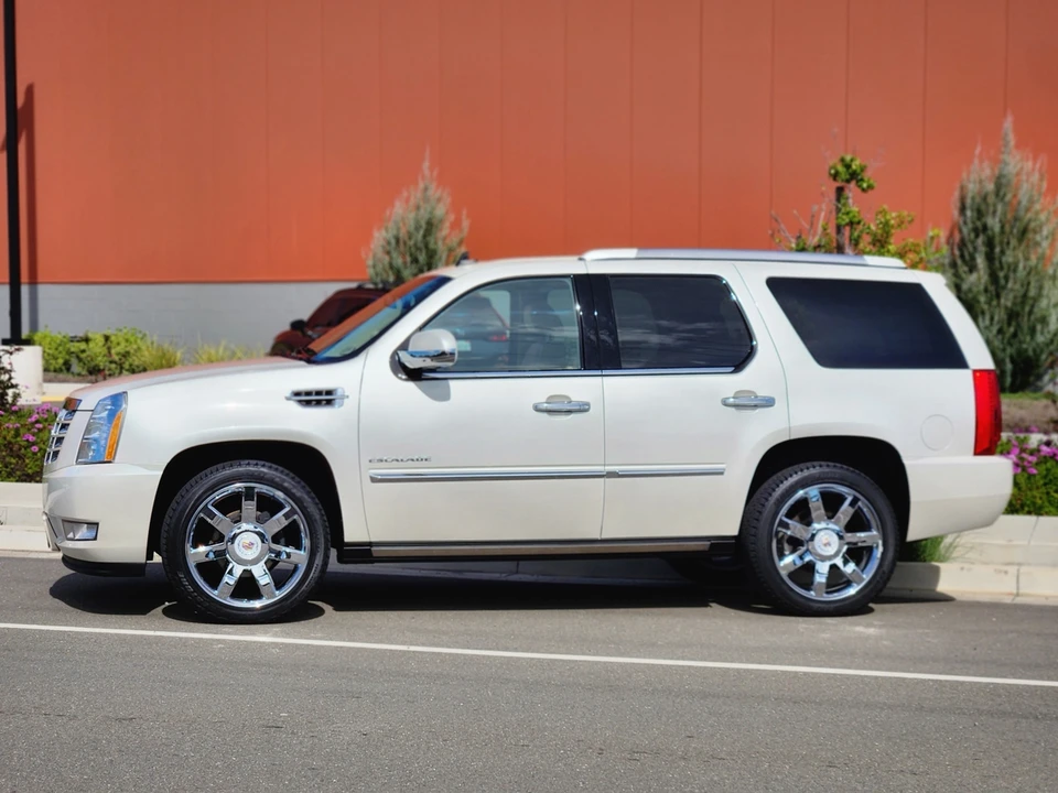2011 Cadillac Escalade & EXT 3rd Gen - Image 9 of 31