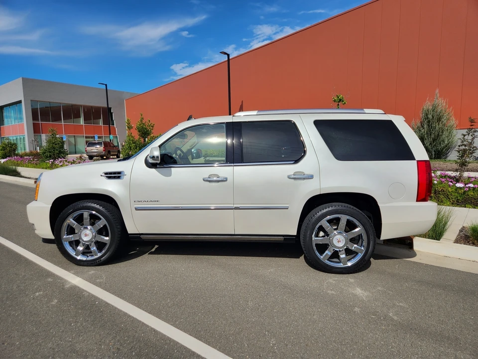 2011 Cadillac Escalade & EXT 3rd Gen - Image 11 of 31