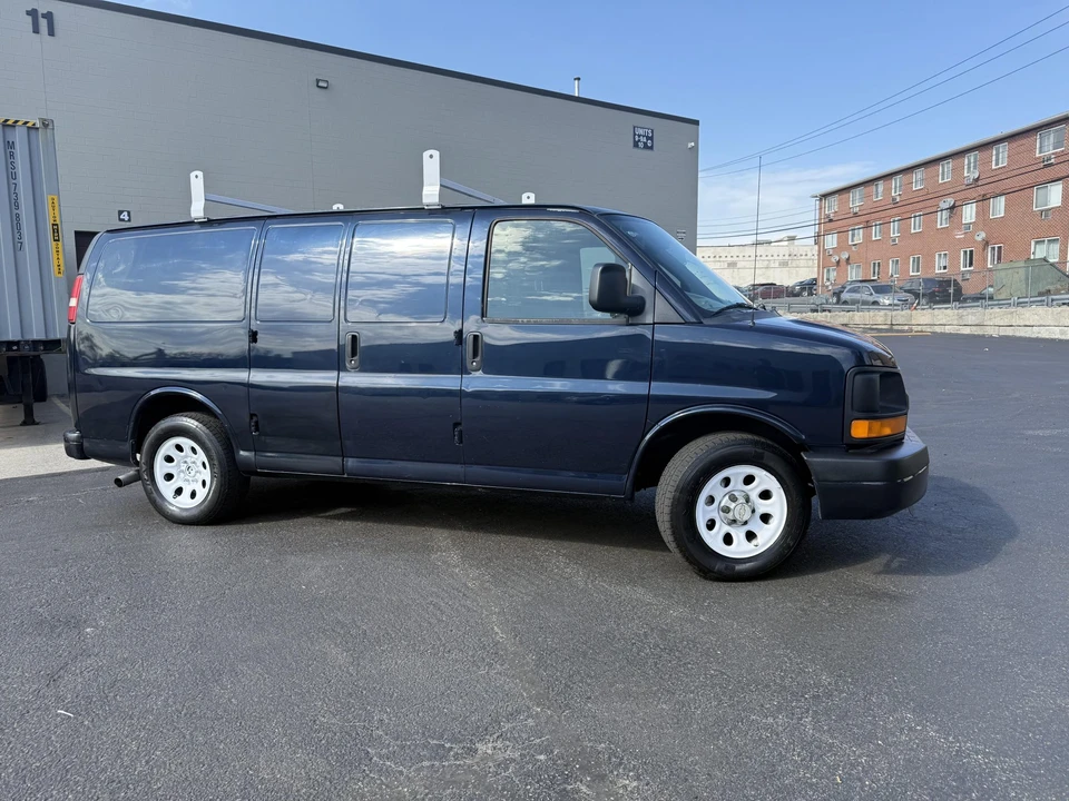 2011 Chevrolet Express - Image 7 of 31