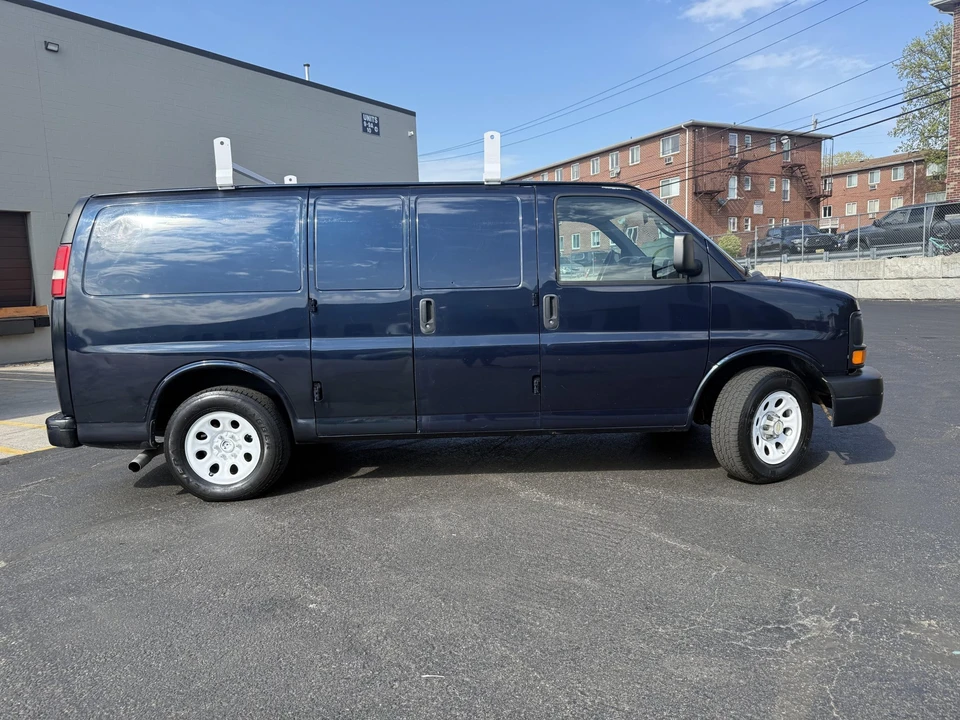 2011 Chevrolet Express - Image 9 of 31