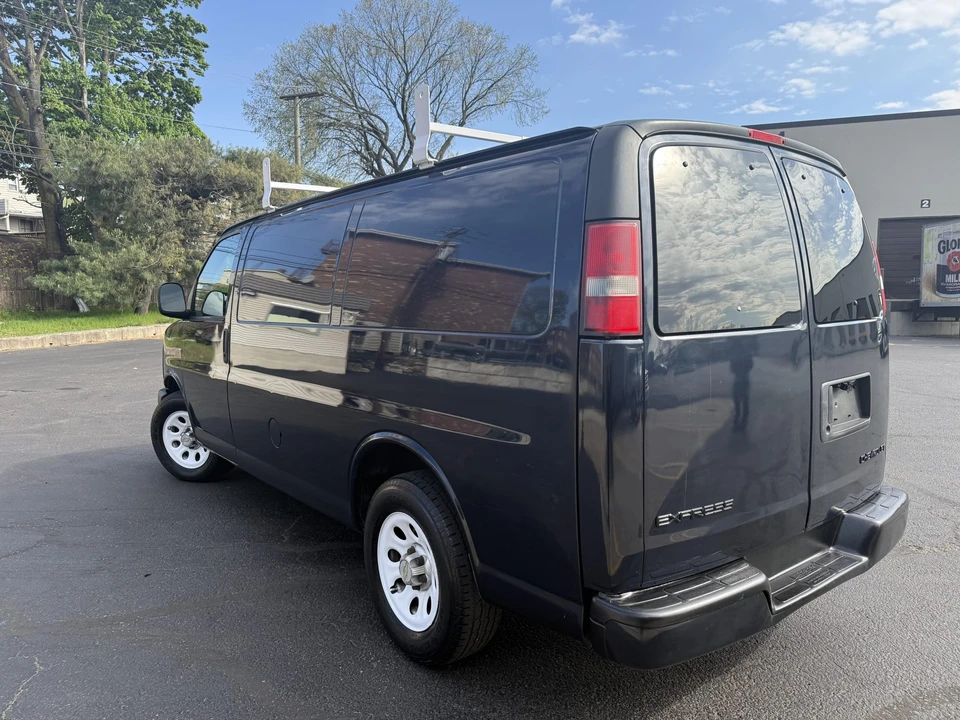 2011 Chevrolet Express - Image 17 of 31