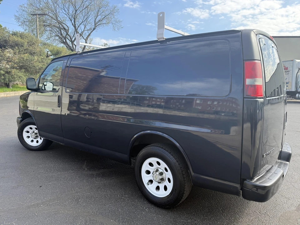 2011 Chevrolet Express - Image 18 of 31